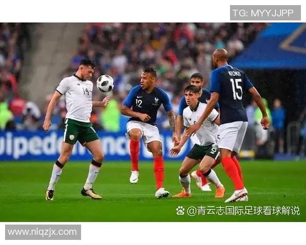 足球明星的阳光性格与场上表现的完美结合探讨